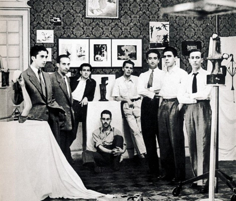 Mário Cesariny em 1949 na primeira exposição de Os Surrealistas, grupo dissidente do Grupo Surrealista de Lisboa.