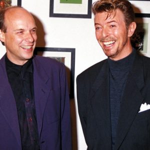 Brian Eno tinha trocado emails com David Bowie há uma semana: «Agora percebo que se estava a despedir» brian eno tinha trocado emails com david bowie ha uma semana agora percebo que se estava a despedir