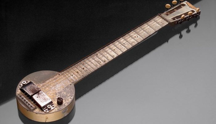 Behold the First Electric Guitar: The 1931 “Frying Pan” - @Open Culture #FirstElectricGuitar Artes & contextos behold the first electric guitar