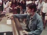 John Cage Performs His Avant-Garde Piano Piece 4’33” … in 1’22” (Harvard Square, 1973) - @Open Culture #johncage Artes & contextos john cage performs his avant