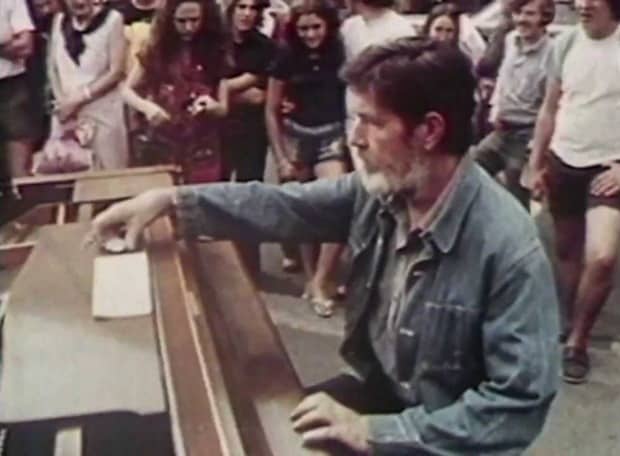 John Cage Performs His Avant-Garde Piano Piece 4’33” … in 1’22” (Harvard Square, 1973) - @Open Culture #johncage Artes & contextos john cage performs his avant