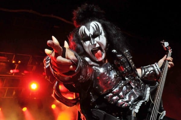 KISS' Gene Simmons: Using Classic Era Makeup With New Members 'Was the Right Decision' - @Loudwire #kiss #genesimmons Artes & contextos kiss gene simmons using
