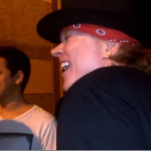 Video: AXL ROSE Meets With Fans After Final AC/DC Rehearsal Axl Rosec ACDC