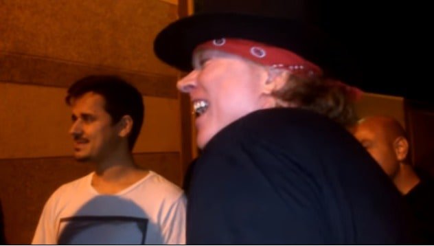 Video: AXL ROSE Meets With Fans After Final AC/DC Rehearsal Artes & contextos Axl Rosec ACDC