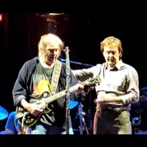 Flashback: Neil Young and Paul McCartney Play ‘A Day in the Life’ – @Rolling Stone #neilyoung #paulmccartney0 (0)