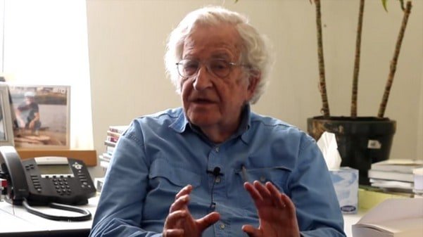 Noam Chomsky Defines What It Means to Be a Truly Educated Person - @Open Culture #noamchomsky Artes & contextos Noam Chomsky