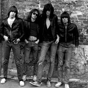 Disco de estreia dos Ramones é relançado com shows e demos inéditas e nova mix em vinil - @NOIZE disco de estreia dos ramones