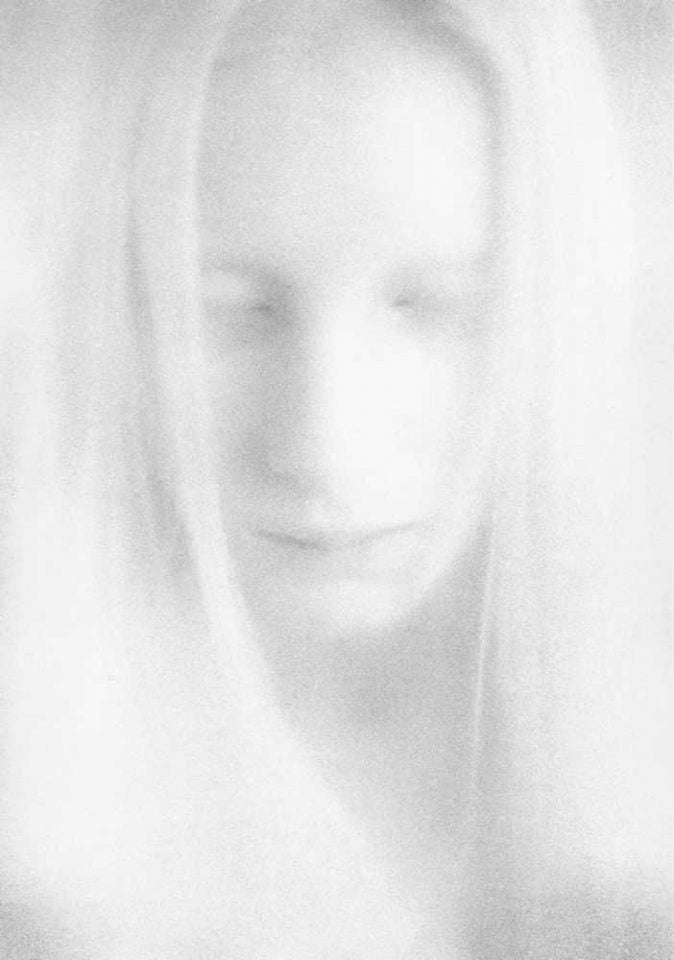 Angélique Lefèvre Apparition fantomatique Artes & contextos White Spirit II 2005 tirage sur papier baryté 40 x 50 cm. scaled 1