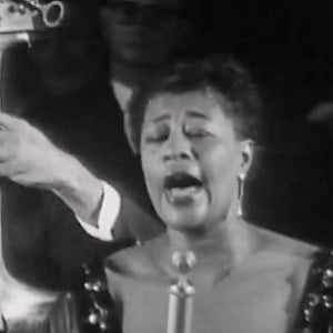 Ella Fitzgerald imita a voz de Louis Armstrong em “I Can’t Give You Anything But Love, Baby” ella fitzgerald imitates louis armstrongs gravelly voice while singing i cant give you anything but love baby