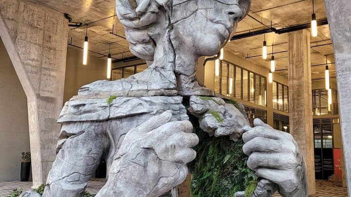 Thrive - Escultura monumental de Daniel Popper Artes & contextos a monumental figure reveals a fern canopied tunnel inside its chest in sculpture by daniel popper
