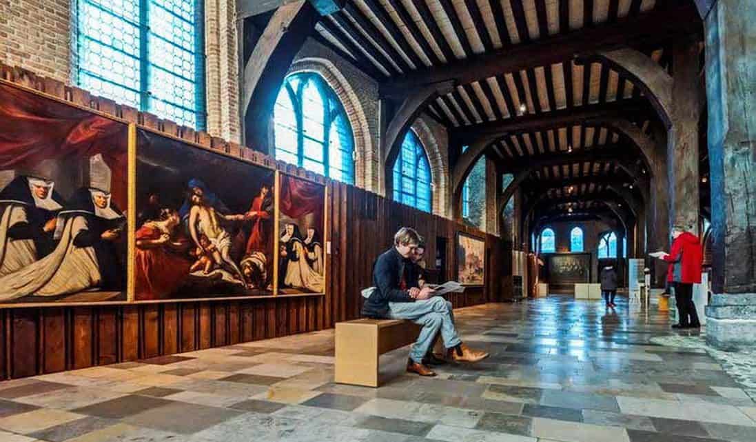 Bruges, uma cápsula do tempo entre Memling e a arte contemporânea Artes & contextos interior del hospital
