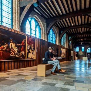 Bruges, uma cápsula do tempo entre Memling e a arte contemporânea interior del hospital