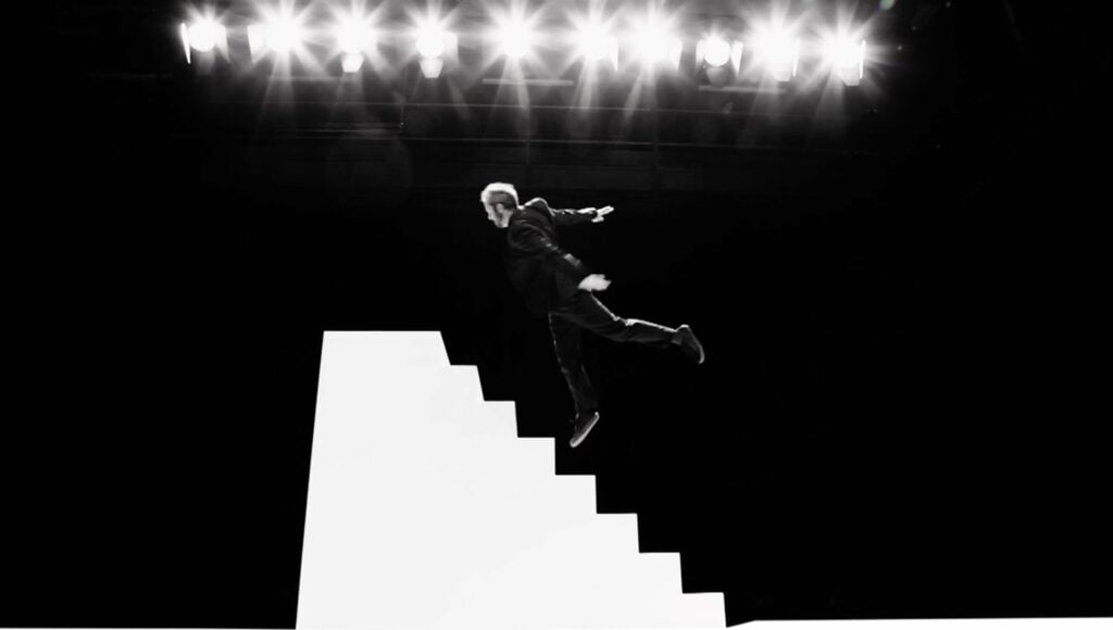 Um bailarino homenageia Claude Debussy desafiando a gravidade Artes & contextos a dancer pays a gravity defying tribute to claude debussy