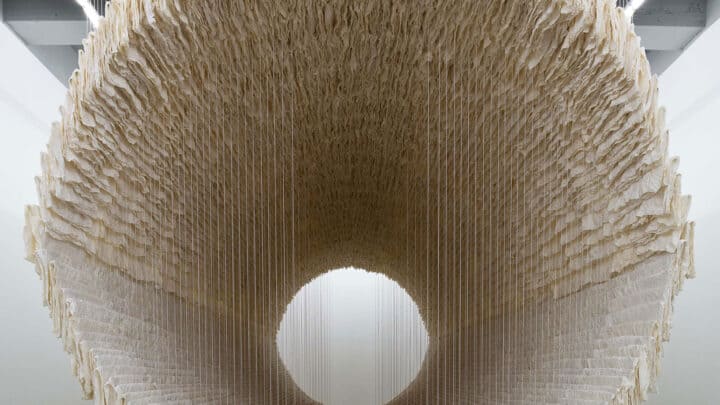 Instalação 'Staircase to Heaven' Ascende ao Céu como uma Ilusão Óptica Artes & contextos 12 000 folhas de papel de arroz enrugado drapeado em torno de uma instalacao monumental por zhu jinshi