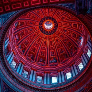 Fotógrafo Aishy transforma a Basílica de São Pedro num Ambiente Cyberpunk camuflada em vermelho e azul a basilica de sao pedro morphs em um cyberpunk dreamscape
