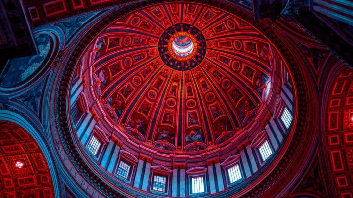 Fotógrafo Aishy transforma a Basílica de São Pedro num Ambiente Cyberpunk Artes & contextos camuflada em vermelho e azul a basilica de sao pedro morphs em um cyberpunk dreamscape