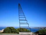 Instalação 'Staircase to Heaven' Ascende ao Céu como uma Ilusão Óptica Artes & contextos uma instalacao staircase to heaven ascende ao ceu como uma ilusao optica trippy
