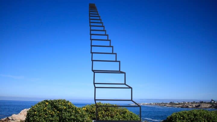 "G O A L - Struttura G070" de Giulio Vesprini em Castellano, Itália Artes & contextos uma instalacao staircase to heaven ascende ao ceu como uma ilusao optica trippy