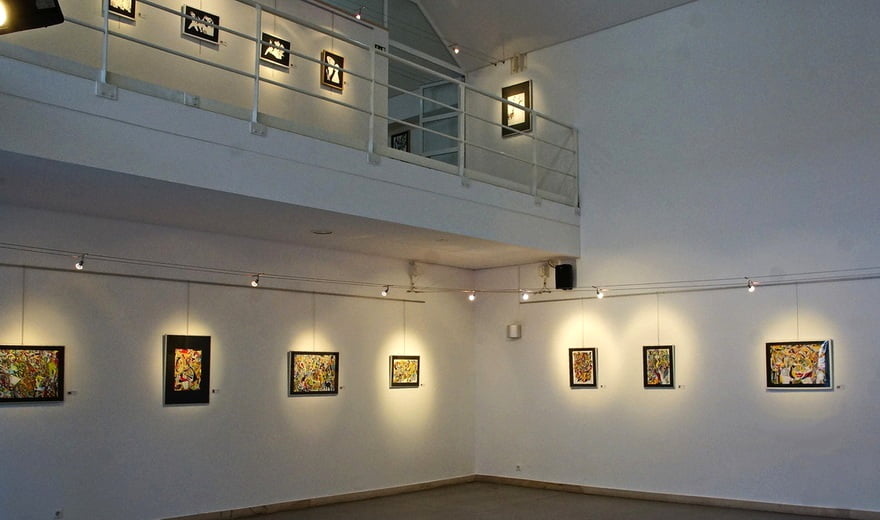 Sala de exposição nas Oficinas de Formação e Animação Cultural de Aljustrel
