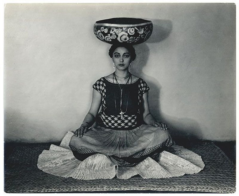Fotografia de Edward Weston de Rosa Covarrubias em vestido tehuana (1936)