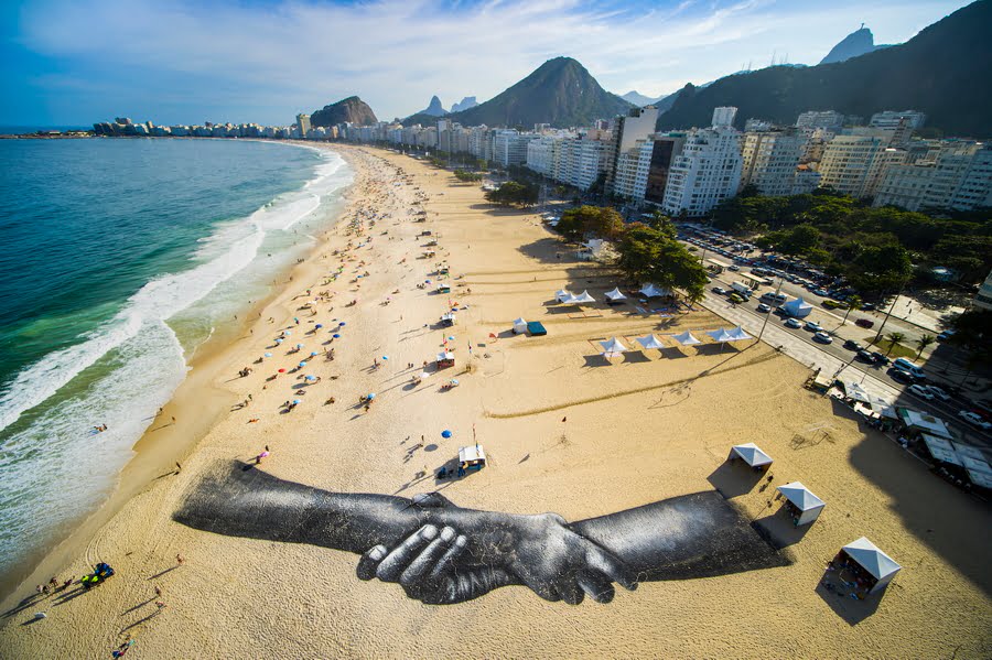 "Beyond Walls" por Saype no Rio de Janeiro Artes & contextos PRESS 02 OFFICIAL COPA CABANA