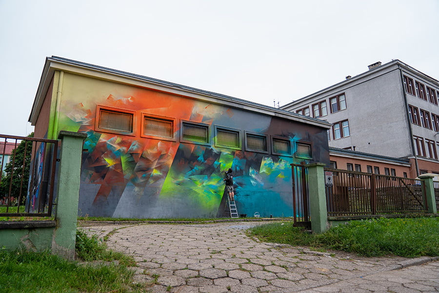 Pener Pinta Um Caleidoscópio Na Escola Em Olsztyn, Polónia Artes & contextos brooklyn street art pen 08 22 web 1