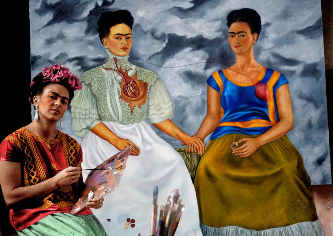 Frida Khalo junto da sua obra Las dos Fridas (1939)