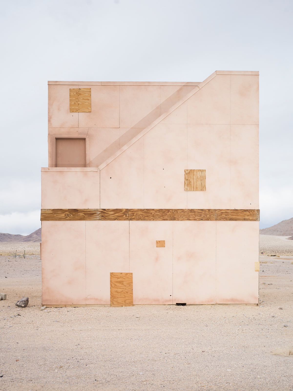 "AMERICAN GLITCH" DOS FOTÓGRAFOS ANDREA OREJARENA & CALEB STEIN Artes & contextos Orejarena Stein. Desert Facade II. 2022