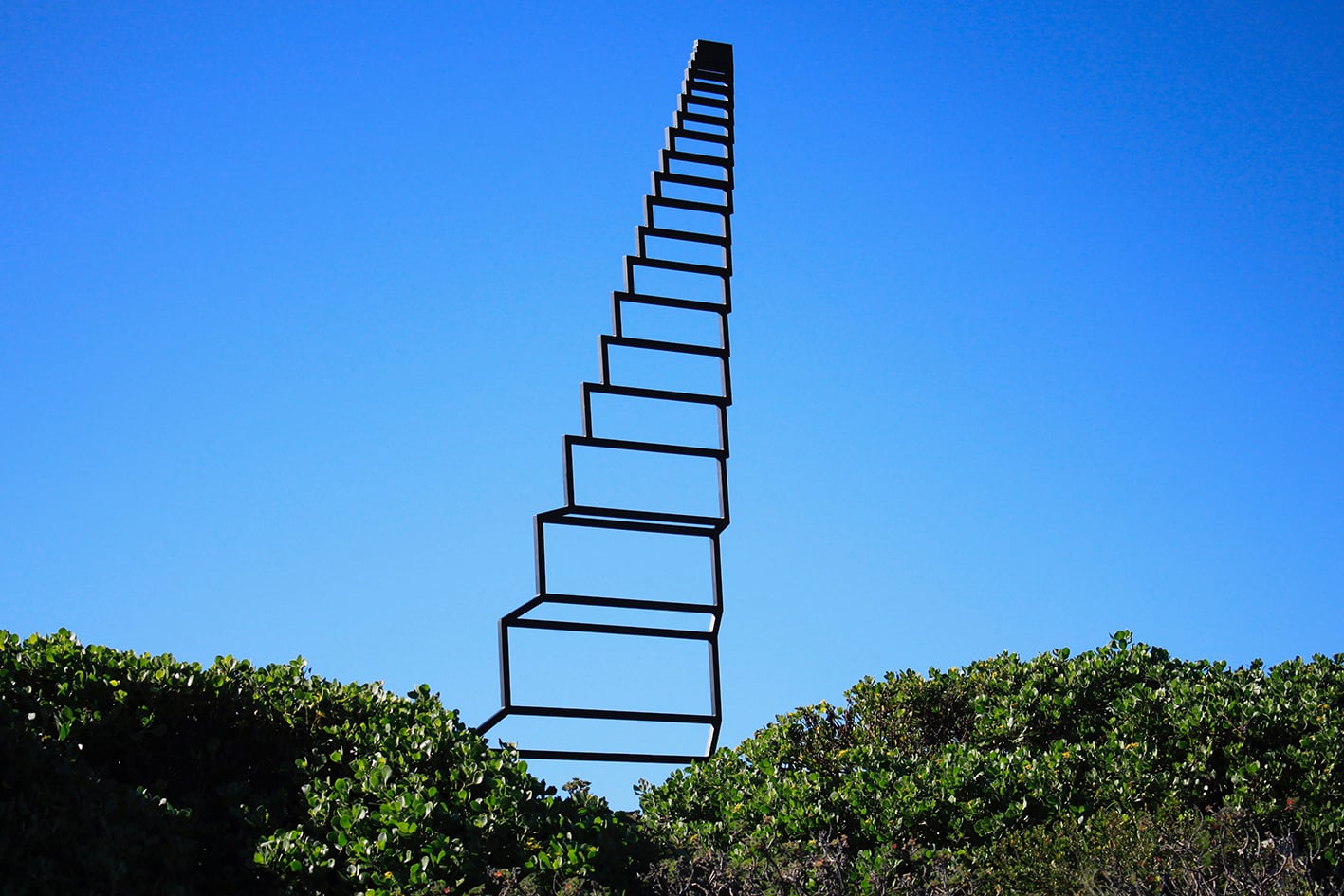 Instalação 'Staircase to Heaven' Ascende ao Céu como uma Ilusão Óptica Artes & contextos merwe 3