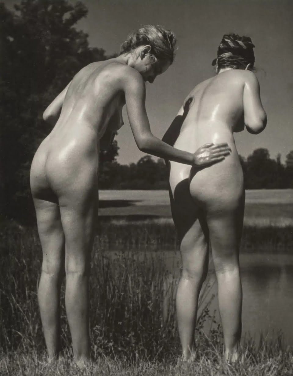 OS NUS DA FOTÓGRAFA HÚNGARA ERGY LANDAU Artes & contextos Two Female Nudes in the Open Air Harvest ca. 1930 1200x1541 1