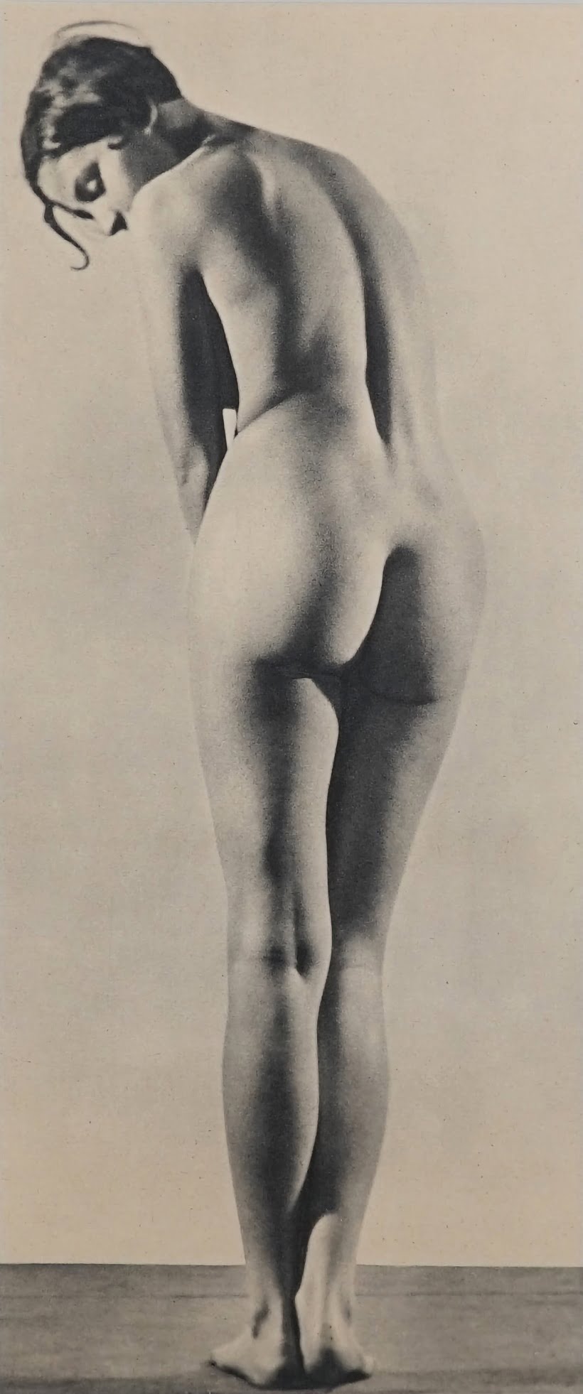 OS NUS DA FOTÓGRAFA HÚNGARA ERGY LANDAU Artes & contextos a ERGY LANDAU 1896 1967 nude study. photogravure print ca. 1930s.